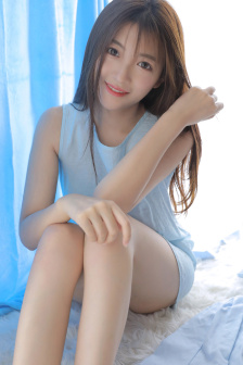 美女穿个性衣服的真人照片